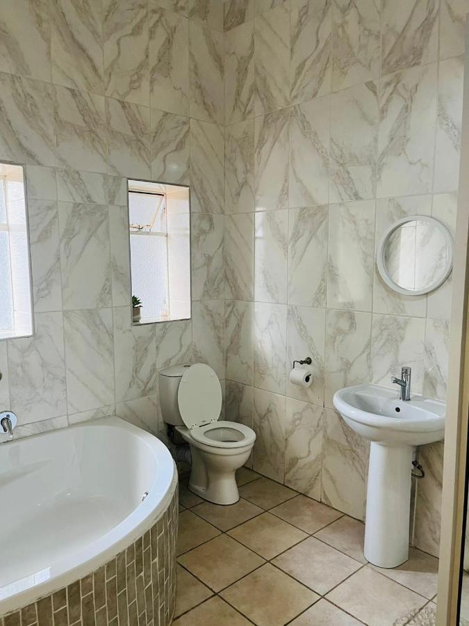 St Eve Lodge & Spa Блумфонтейн Экстерьер фото